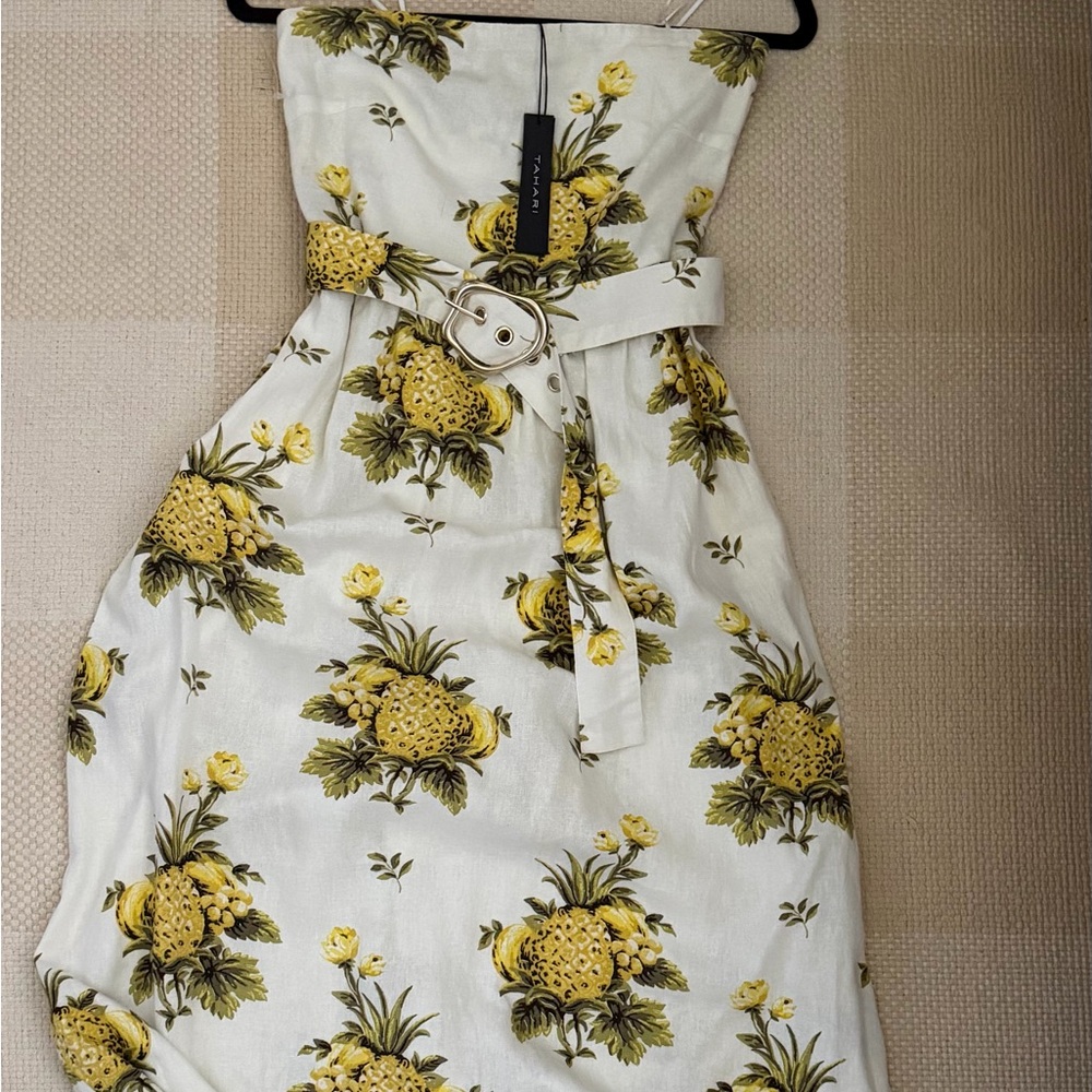 Belted summer dress. Tahari. Size 2 pineapple print